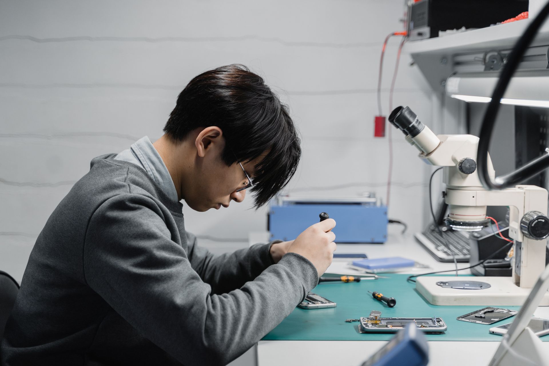 Reparación de electrónica en un taller
